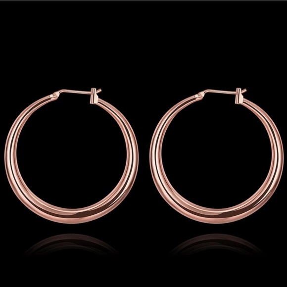 ¥ NEW 18K ROSE GOLD 1.5” ROUND HOOPS - Picture 3 of 4